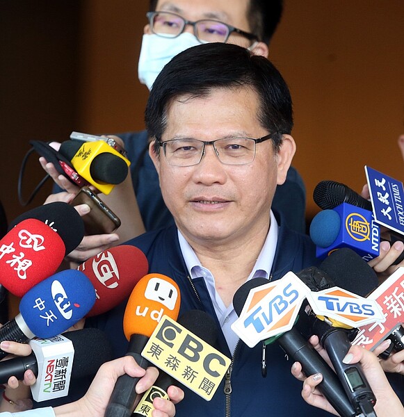 交通部長林佳龍今天表示,如果國內疫情持續控制良好,考慮提前在端午節連假之前,解除搭長途台鐵、高鐵強制戴口罩及不准飲食的規定。本報資料照片