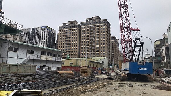 新北市工務局從今年3月起,開始施作汐止同興路穿越高速公路工程。圖/新北市工務局提供