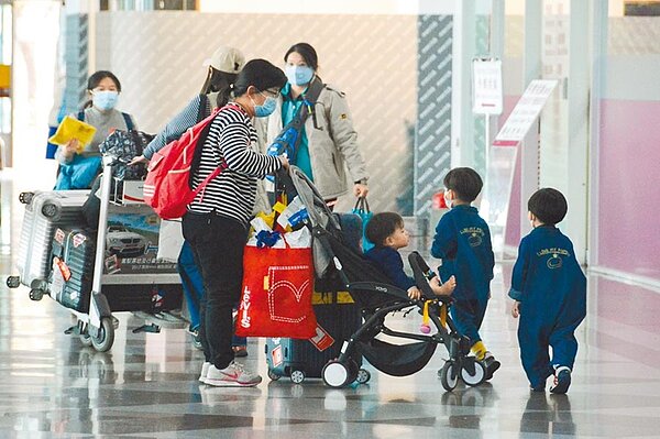 國內連續33天無本土確診病例,交通部規畫3階段鬆綁防疫措施,前2階段著重國內旅遊及大眾運輸逐步解禁,第3階段放寬邊境管制10月1日啟動。圖/中時報系資料照