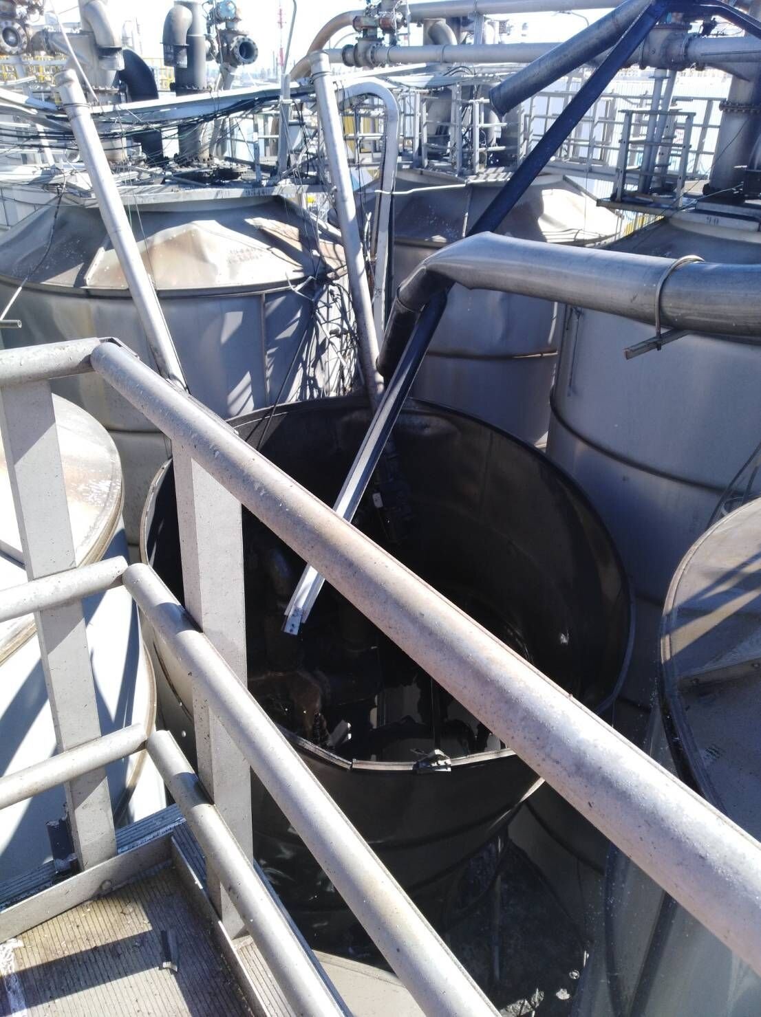 台塑林園廠編號「T-913B」儲槽槽頂蓋爆開後的狀況。圖/讀者提供