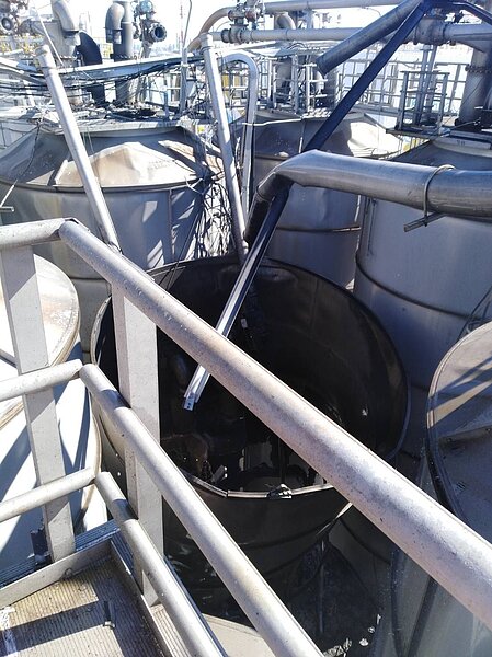 台塑林園廠編號「T-913B」儲槽槽頂蓋爆開後的狀況。圖/讀者提供