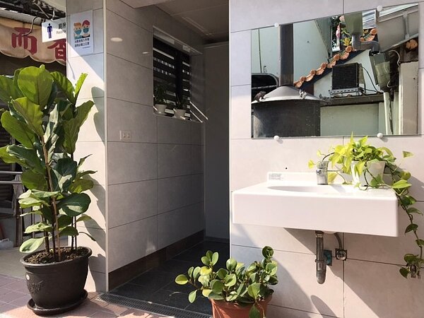 台中市政府整修6處公有零售市場廁所,4月完工後開放使用。圖/台中市經發局提供