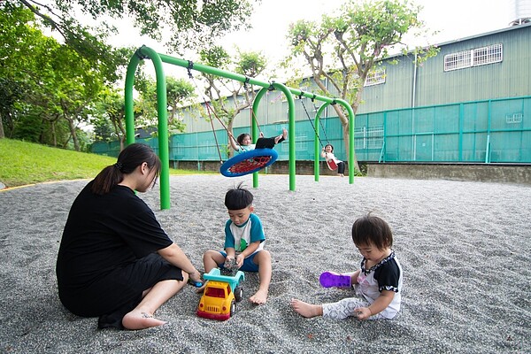 組合式鞦韆設置遊戲礫石區。圖/桃園市政府提供