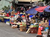 北市改建第一果菜市場　撤離占用道路攤販