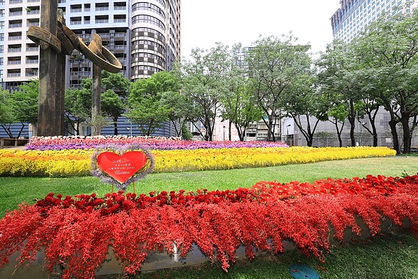 向醫護防疫人員致敬! 花藝佈置草悟道成「網紅打卡點」。圖/台中市政府提供