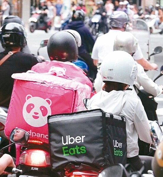 外送員送餐到半山腰社區,機車突然熄火發不動,只好請客人下來拿餐,她感到對客人很抱歉同時也難過自己獎金飛了還要花錢修車,沒想到客人最後給500元的小費,讓她熱淚盈匡。 聯合報系資料照片