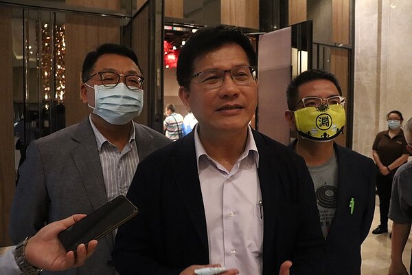 交通部長林佳龍16日到宜蘭,與觀光業者座談,對觀光發展,他受訪時說,分為防疫旅遊、安心旅遊與國際旅遊3階段,未來下半年循序推動。圖/讀者提供