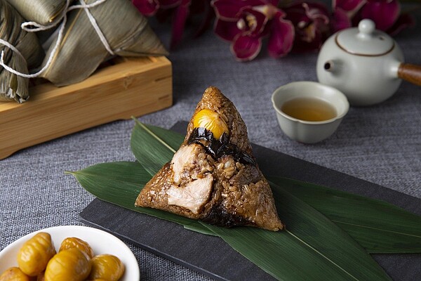 黑蒜藥燉肋排粽。圖/台北西華飯店提供