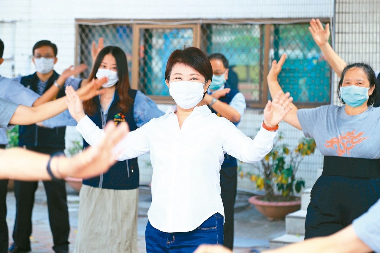 台中市長盧秀燕到忠信國小視察，並陪民眾在校園裡練氣功、弓箭步、打拳，她表示，校園第一階段先開放假日，平日研議中。 記者喻文玟／攝影