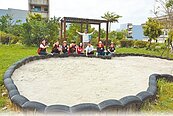 孩童玩沙新熱點　湖口推坑爸媽