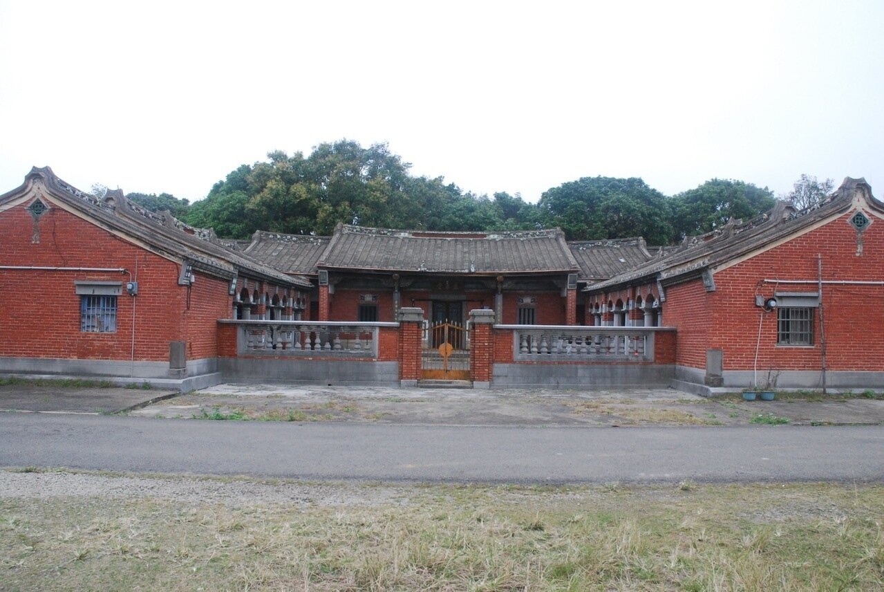 桃園市立古蹟楊梅區道東堂玉明屋建物結構具備中西合璧風格,一堂七橫屋建築格局也相當完整,未來可望透過古蹟容積移轉審查方式獲得保存。圖/市議員周玉琴提供