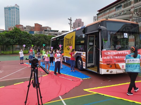 公車入校園，小學生親身體驗駕駛「視角」。圖／臺北區監理所提供

