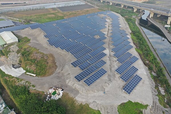 鹿港鎮公所位於海邊的垃圾掩埋場,是過去未建彰南焚化爐之前使用,2017年設置太陽能板。圖/鹿港公所提供