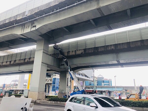 新北大道今年3月才有石塊砸到車,15日又有車輛遭到「石頭雨」攻擊。圖/新北市工務局提供