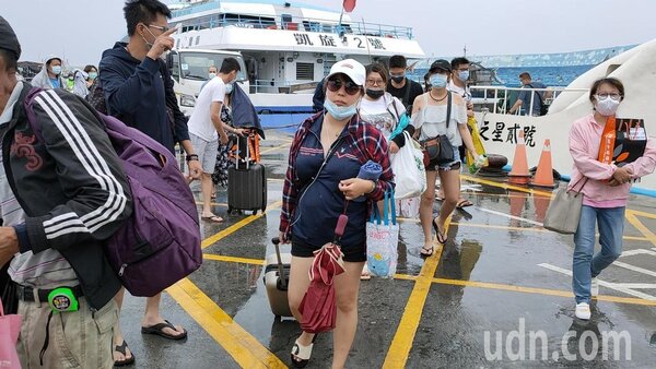 台東客輪業者17日上午將綠島463名遊客，緊急再回台東。記者羅紹平／攝影