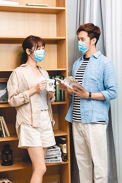 伊林藝人蘇暐淇(左)和張雁名示範,在防疫期間如無法維持社交距離,必須佩戴口罩保護自己。(石智中攝)