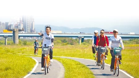 新竹市長林智堅（左）近年積極推動新竹左岸計畫，此次將再投入1.6億元，提升左岸運動、休憩與生態教育功能。（陳育賢攝）