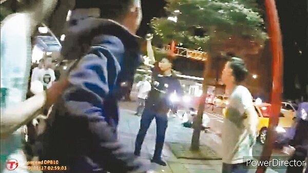 台北市信義區夜店，1晚發生3起鬥毆事件，警方正壓制鬧事民眾，1名員警舉槍威嚇。記者廖炳棋／翻攝