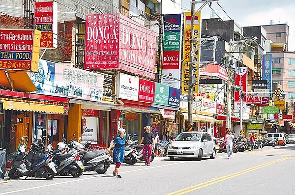 桃園市移工人口是全國最高,這些年來桃園後站自然發展出東南亞風格商圈,民眾可找到越、泰、印尼口味餐廳及商店。(賴佑維攝)