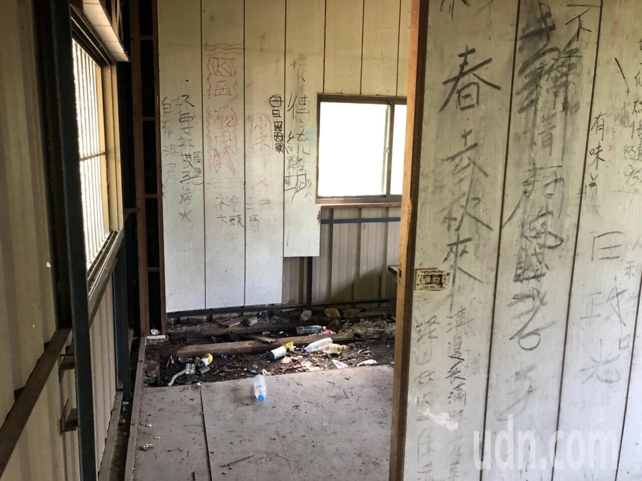 丹大林道沿途廢棄管制站，山友和遊客休憩露營，卻被亂丟垃圾塗鴉。記者江良誠／攝影