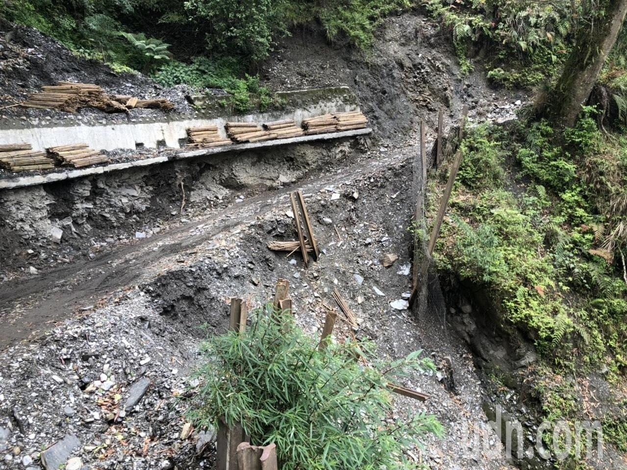 丹大林道沿途路基流失、山壁崩塌，布農族人得冒險才能回到祖居地淨山。記者江良誠／攝影