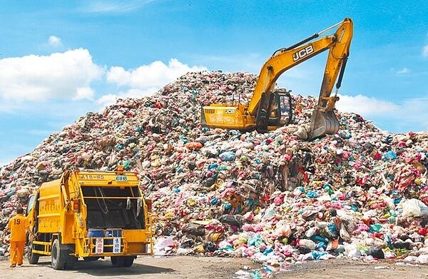 新北工程廢棄物流竄北市,中南部則面臨垃圾封城危機,全台垃圾大戰一觸即發;圖為各地加緊處理垃圾。(本報資料照片)