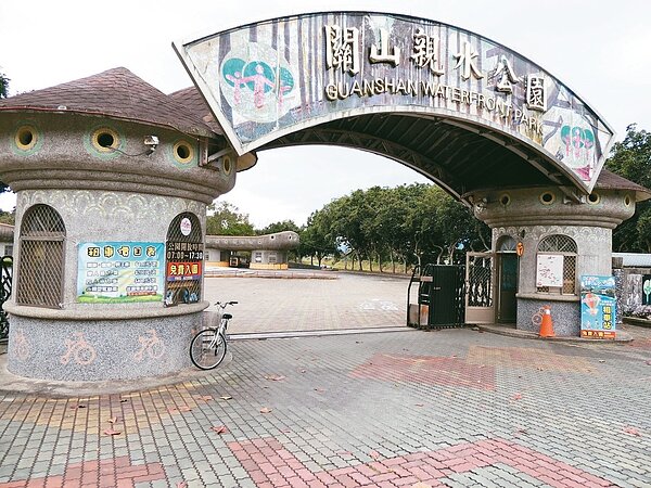 關山親水公園因園區為農牧用地,遊憩設施毀損無法申請經費修繕,園區顯得荒廢淒涼。 記者羅紹平/攝影