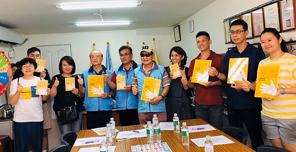 河堤社區發展協會號召社區店家一起響應市府暖心活動。圖/高雄市政府提供