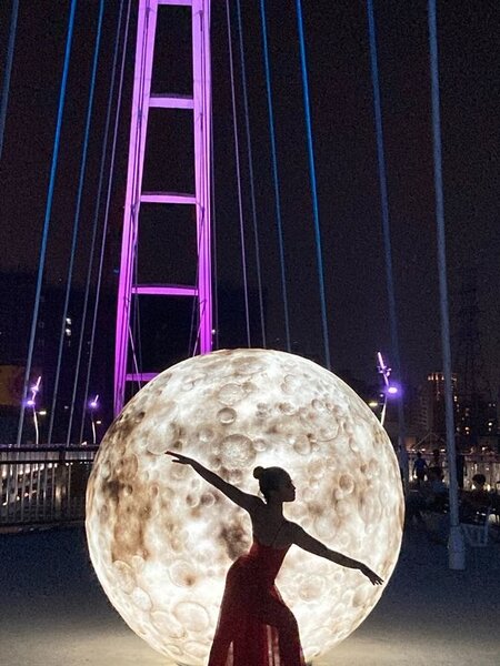 新月橋出現一顆「仿真月亮」。圖／新北市政府提供