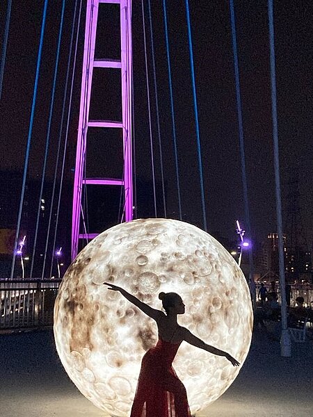 新月橋出現一顆「仿真月亮」。圖/新北市政府提供