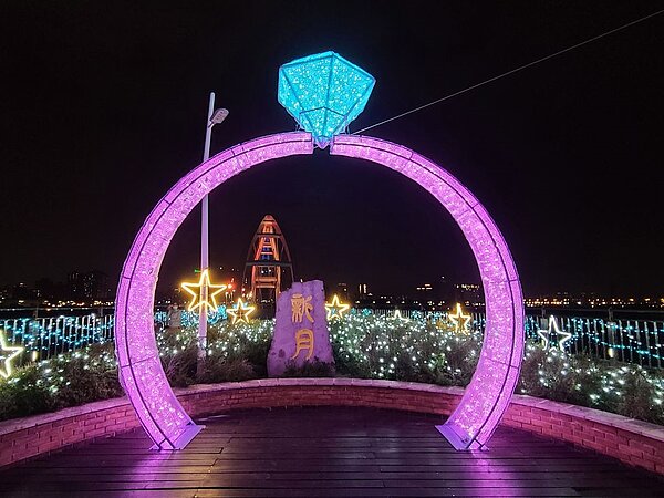 一層樓高的鑽戒宛如求婚場景。圖/新北市政府提供