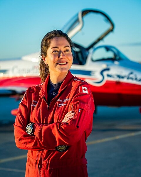 加拿大雪鳥特技飛行表演隊一架教練機失事，飛行員Jenn Casey不幸喪命。圖取自Canadian Forces Snowbirds臉書