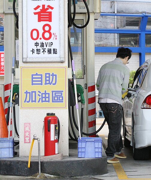 示意圖非當事人。自助加油可以省下一筆小錢,不少消費者認為不無小補。 聯合報系資料照/記者黃義書攝影