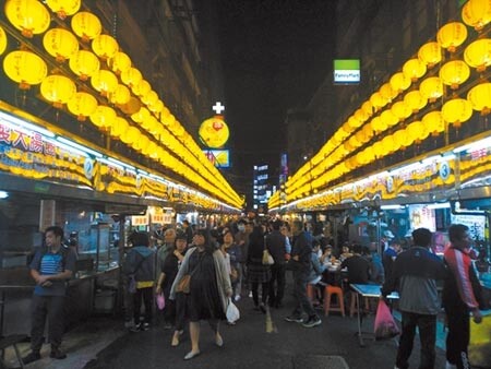 全台疫情趨緩，基隆廟口夜市18日起宣布取消人流管制。（許家寧攝）