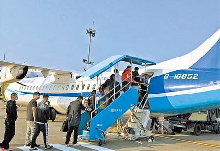 疫情退燒、觀光復甦,澎湖創下各機場單日客機起降數全國第一。(陳可文攝)