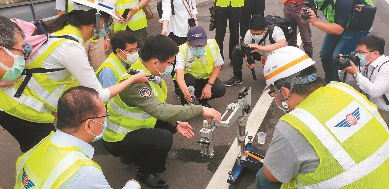 交通部長林佳龍了解公路總局在省道試辦提高標線抗滑係數成效。 記者游振昇／攝影