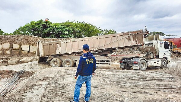 新北強力執法，遭質疑是本次垃圾大戰主因，但新北認為防止環境汙染本就是該做的。（新北市環保局提供／葉德正新北傳真）
