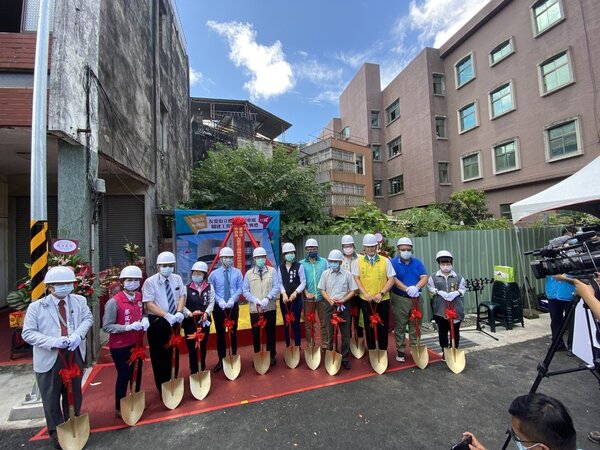 台南第一座機車立體停車場將設在台南市友愛街與開山路口，舉辦動土典禮 。記者修瑞瑩／攝影