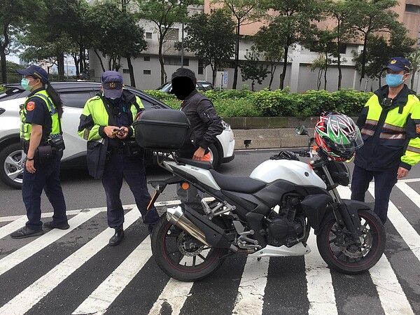 大重機無合格駕照肇事率高,警呼籲依法考照。圖/台北市政府提供