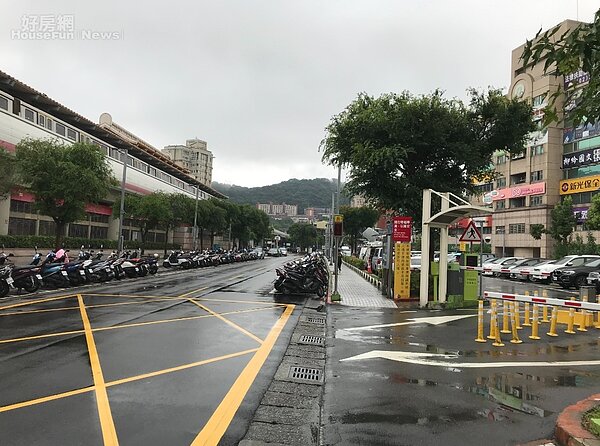 捷運士林站TOD案基地，目前為停車場。好房網News記者李彥穎攝