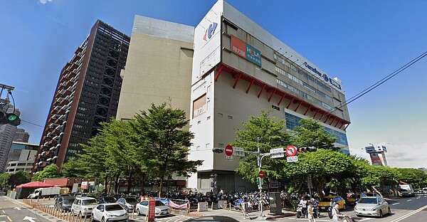 新店家樂福位在新店市中心,旁邊卻有一塊荒廢了25年的大窟窿。圖/取自Google Maps