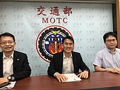 疫情衝擊航班銳減　民航局明起開放機師執照展延3個月