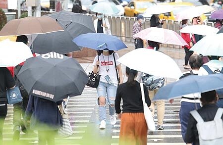 
全台多日陰雨綿綿，帶動電商旗下平台，如除濕機、乾燥劑等「抗梅」商品買氣提前升溫。圖／本報資料照片
 