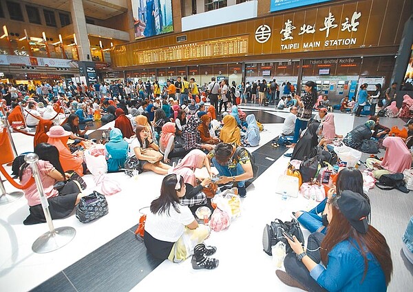 受到新冠肺炎疫情影響,台鐵擬永遠禁止民眾在台北車站一樓大廳群聚或席地而坐,引發不滿;圖為2017年回教盛事「開齋節」前夕,台北火車站擠滿來台工作的穆斯林朋友聚集慶祝這大日子。(本報資料照片)