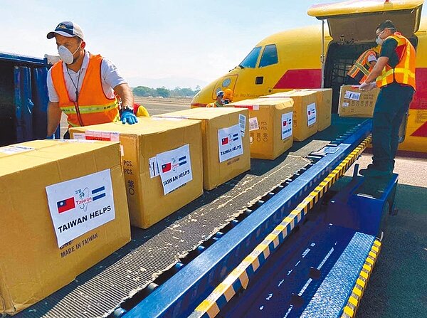 政府鼓勵民眾將口罩額度捐出國外助人,卻無法援助自己的親朋好友,引發民眾抱怨。(摘自外交部推特)