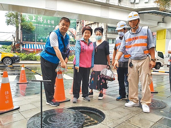 新北市議員陳錦錠、中和區連和里長朱榮凱協助爭取中和捷運站旁社區汙水下水道接管,工程於5月順利完工啟用,逾3000人免於惡臭之苦。(葉書宏攝)