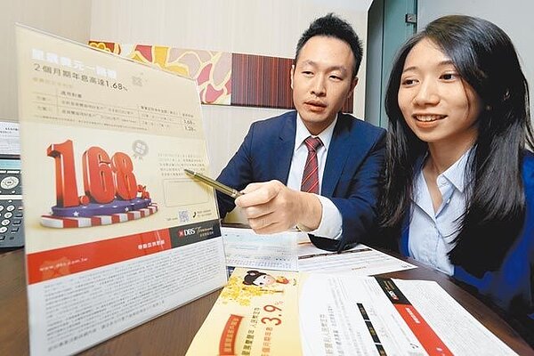 台經院景氣中心指出,發達國家經濟將步入「日本化的長期低成長」。圖為銀行理專分析金融趨勢。(中時電子報資料照片)