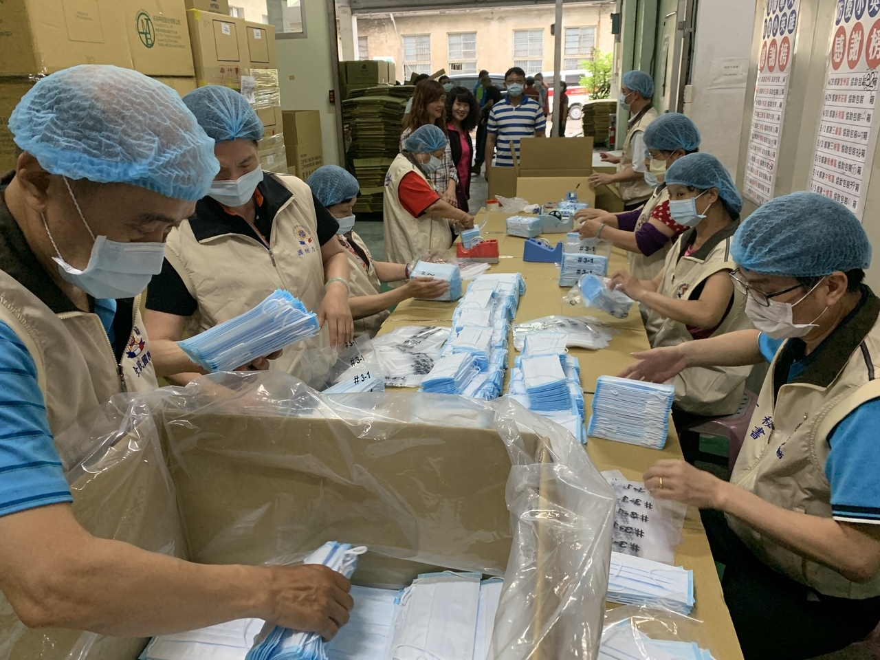 台灣康匠是全台最大口罩生產工廠，因應防疫，鶯歌廠的日產量從90萬擴大至125萬片，共有11區的後備軍人排班支援製造。記者魏翊庭／攝影