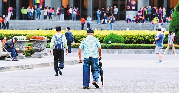 國民年金修法三讀通過，中低收入者六月起由政府補助7成保費。 圖／聯合報系資料照片