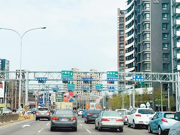 新竹縣政府與相關單位共同會勘縣內4條易肇事道路，將調整動線規畫，降低肇事機率。（莊旻靜攝）